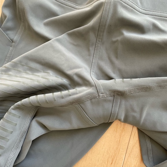 Rare Lululemon Grey Sage Textured Leggings - Picture 3 of 6